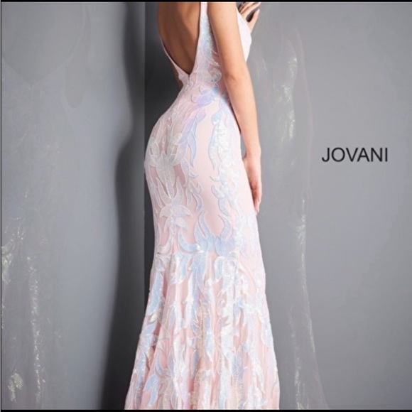 Worn 1 time ! The dress body size has not been altered. - Picture 1 of 2